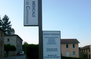 Caissons lumineux double face + marquage adhésif fixation en drapeau sur mat carré laqué