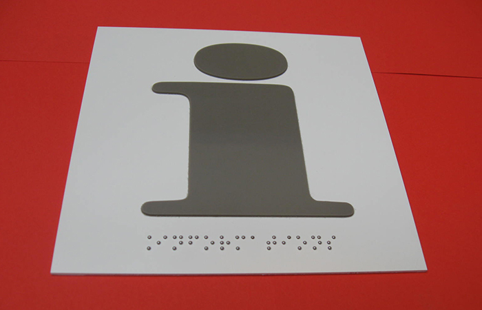 Gravotac + lettre relief + braille - fixation adhésif double face
